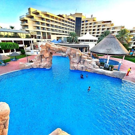 Danat Al Ain Resort Kültér fotó The swimming pool at the hotel