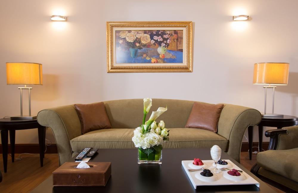 Danat Al Ain Resort Kültér fotó A living room at the hotel