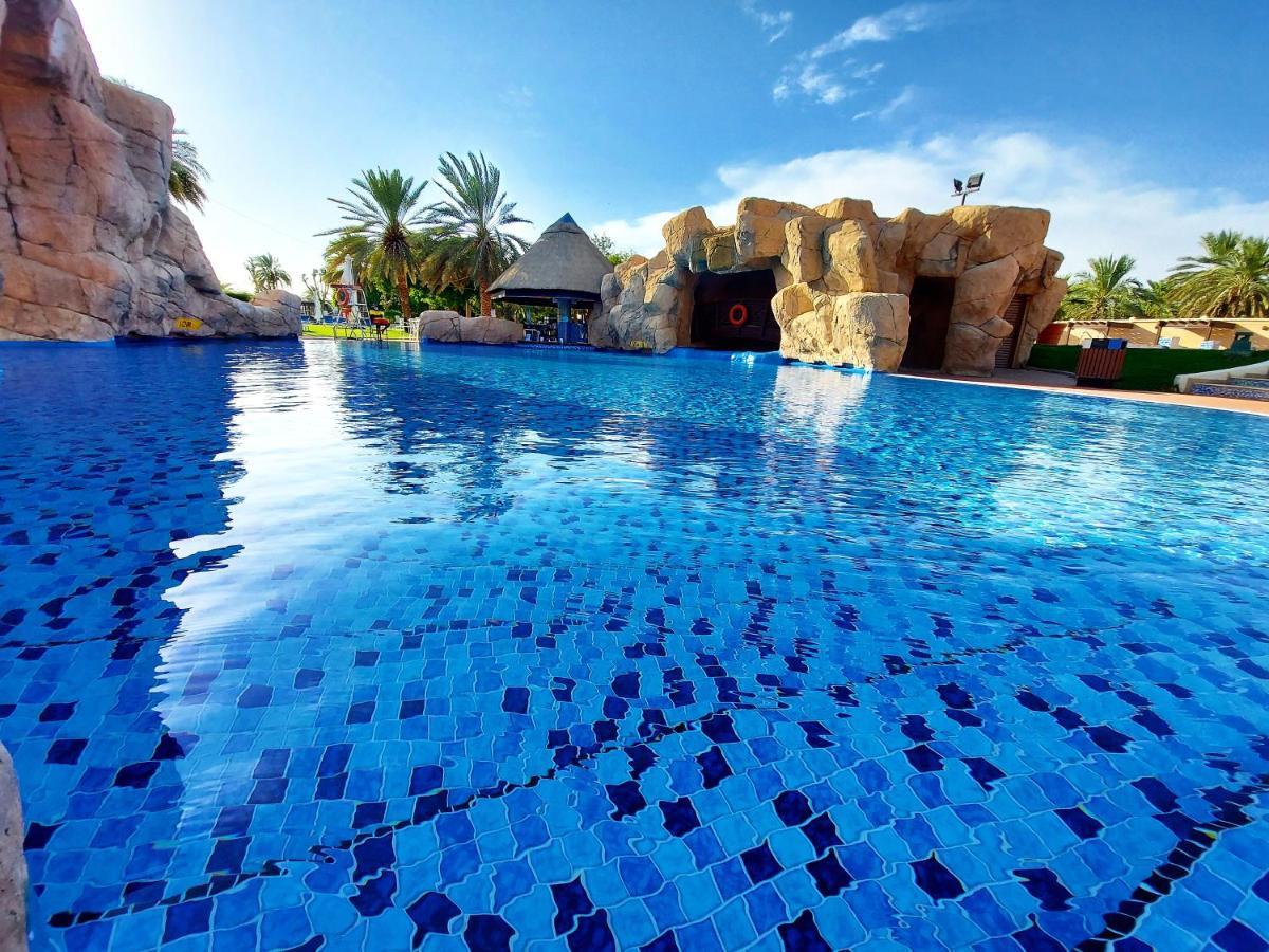 Danat Al Ain Resort Kültér fotó The swimming pool at the Atlantis Waterpark
