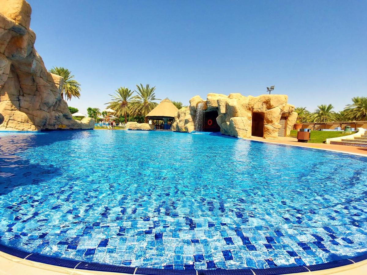 Danat Al Ain Resort Kültér fotó The swimming pool at the resort