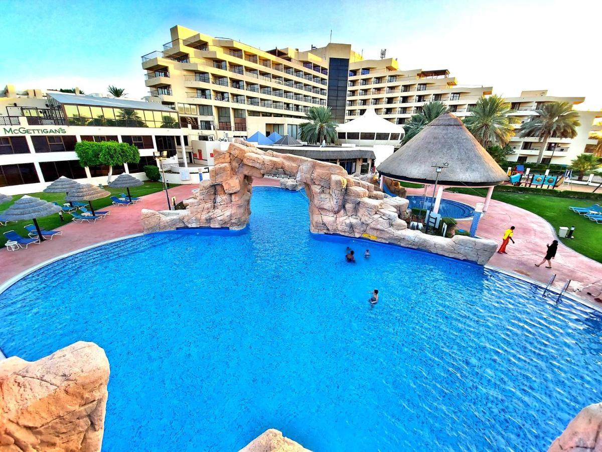 Danat Al Ain Resort Kültér fotó The swimming pool at the hotel