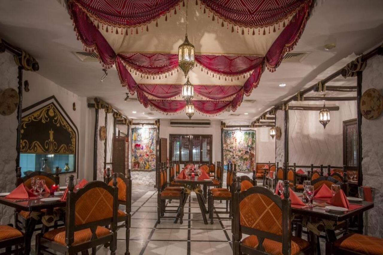 Danat Al Ain Resort Kültér fotó The interior of the restaurant