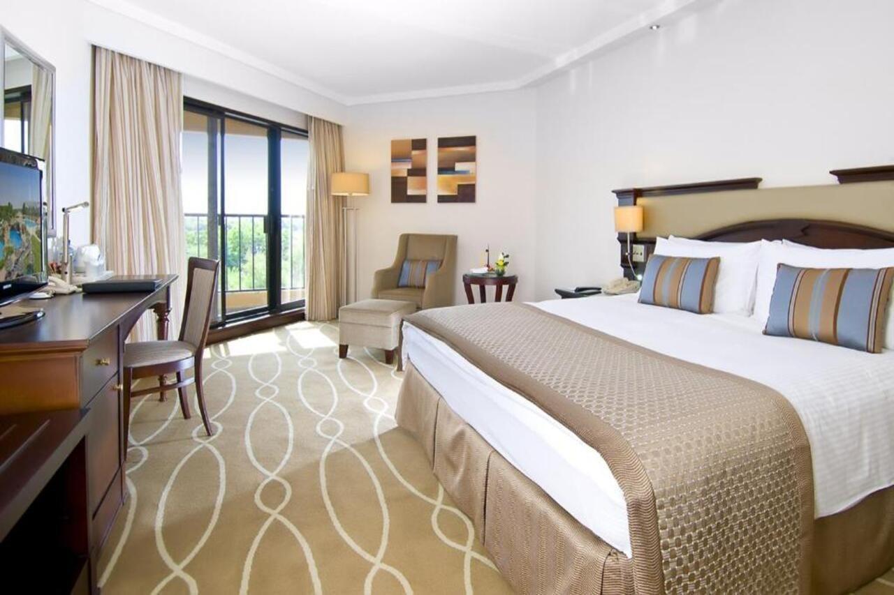 Danat Al Ain Resort Kültér fotó A room at the Jumeirah Creekside