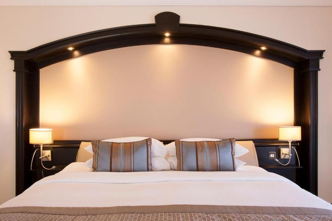 Danat Al Ain Resort Kültér fotó A bedroom at the hotel