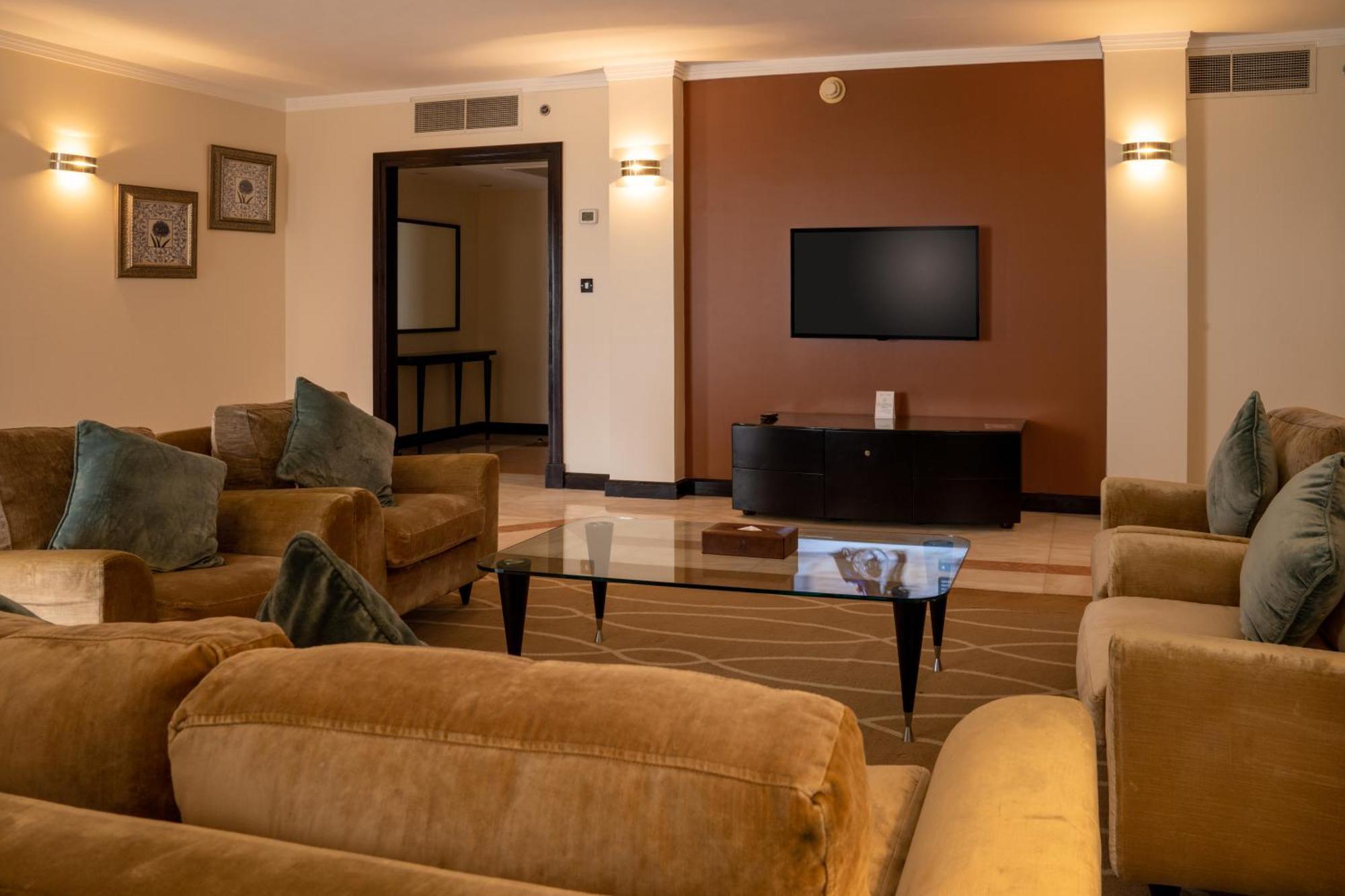 Danat Al Ain Resort Kültér fotó A living room in a suite at the Taj Mahal Palace, Mumbai