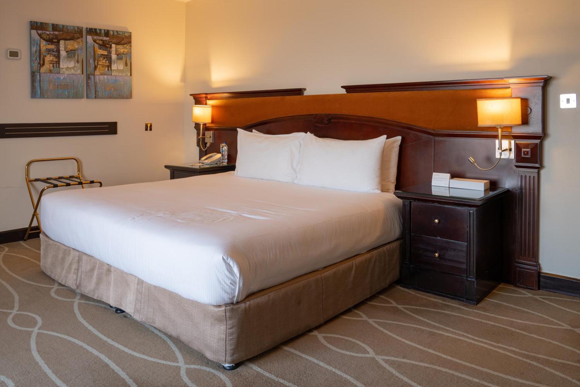 Danat Al Ain Resort Kültér fotó A bedroom at the hotel
