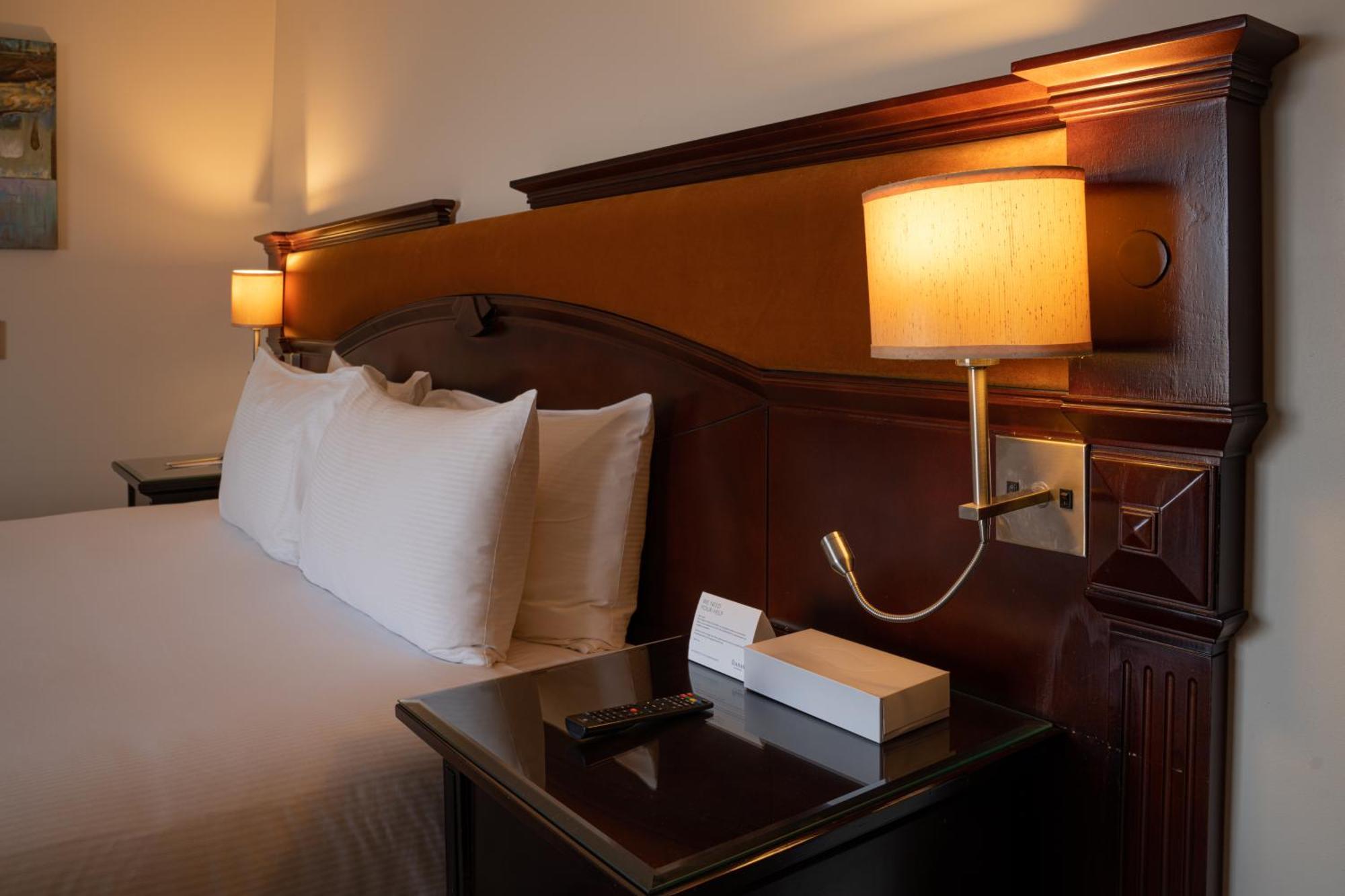 Danat Al Ain Resort Kültér fotó A bedside table