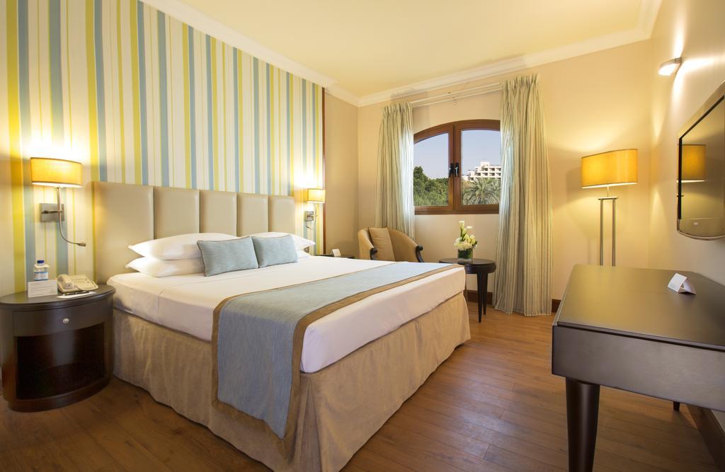 Danat Al Ain Resort Kültér fotó A room at the hotel
