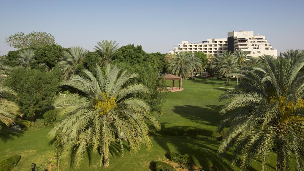 Danat Al Ain Resort Kültér fotó The green of the 18th hole