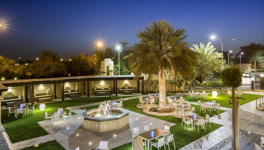 Danat Al Ain Resort Kültér fotó The park at night