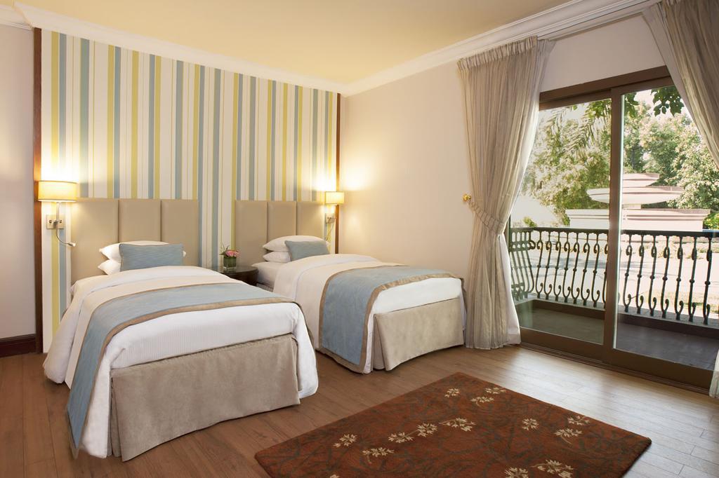 Danat Al Ain Resort Kültér fotó A room at the hotel