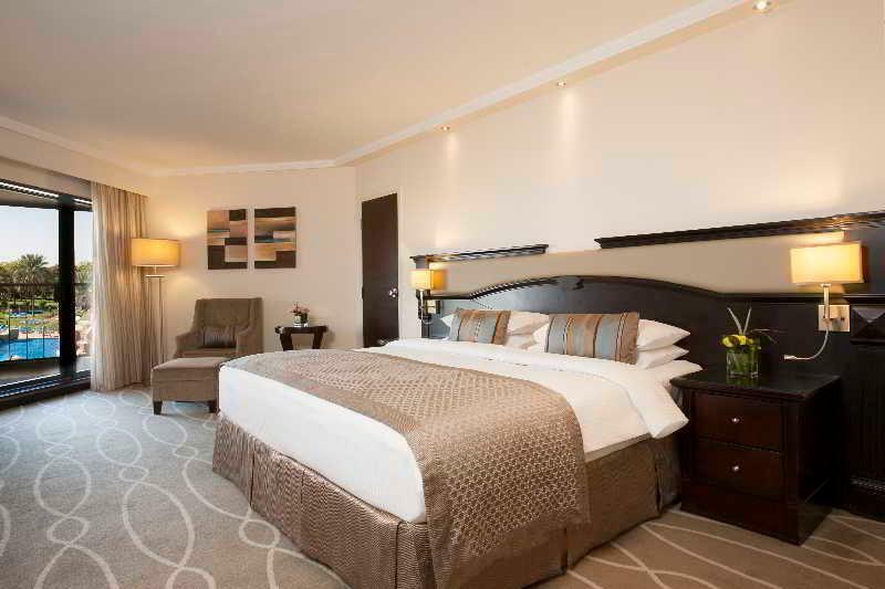 Danat Al Ain Resort Kültér fotó A bedroom at the hotel